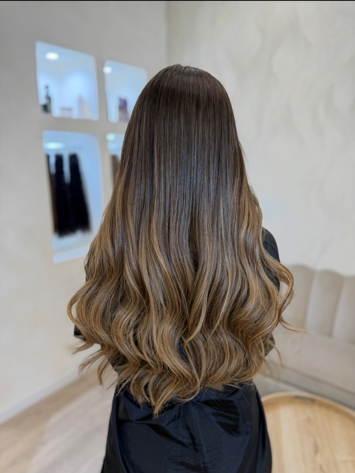 Extensiones balayage caramelo con ondas largas - cliente del estudio en Madrid