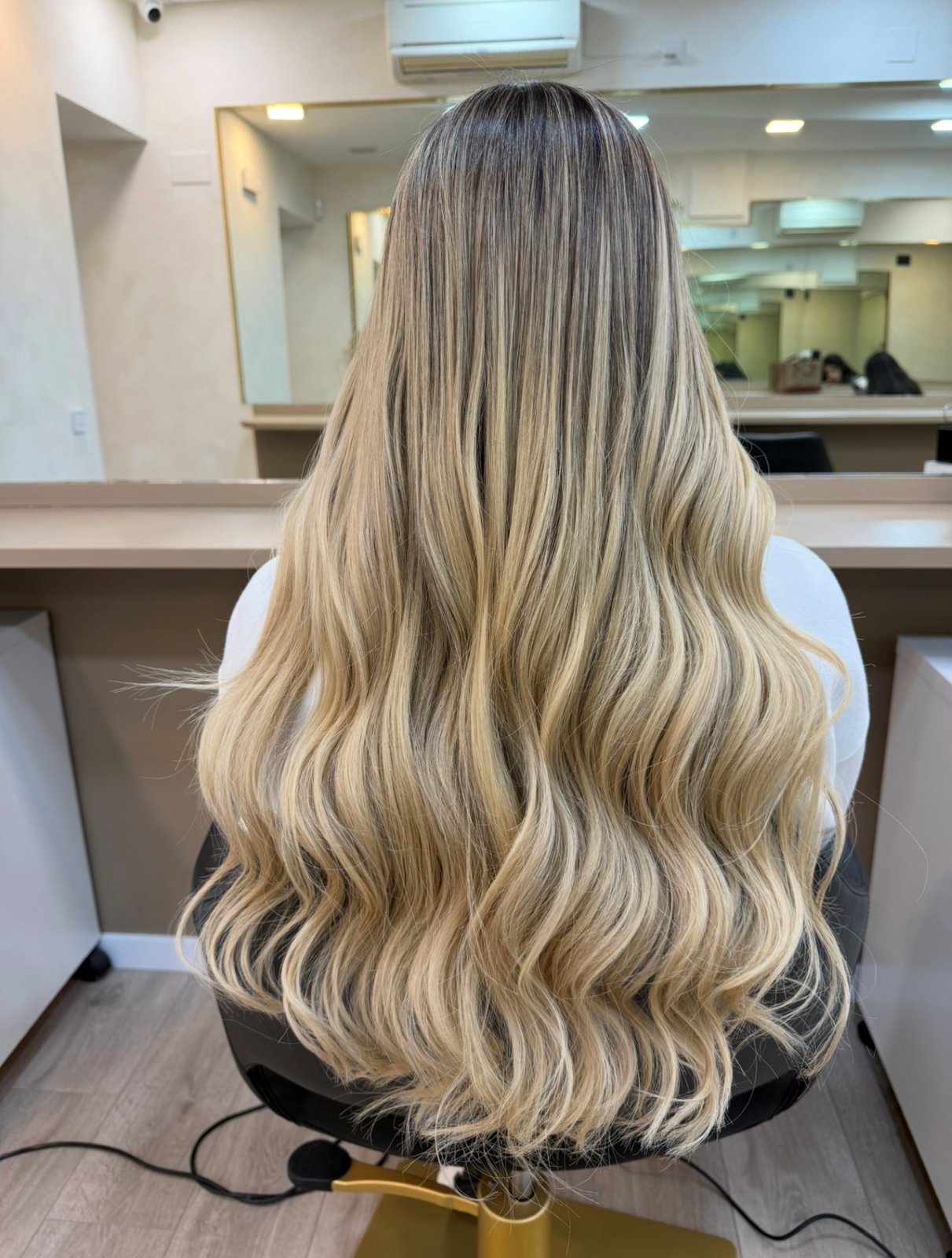 Extensiones balayage rubio con ondas - resultado natural en Madrid